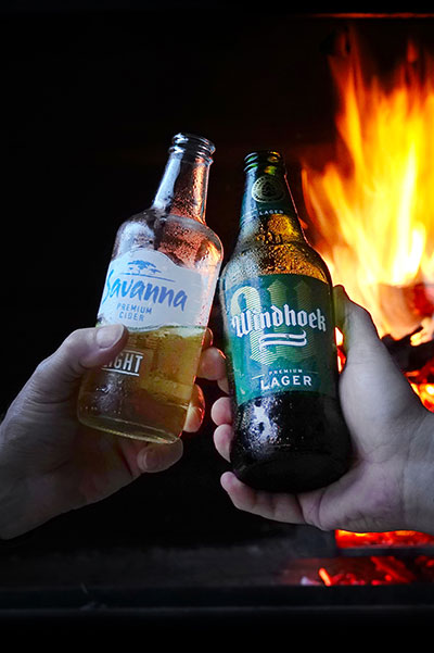 Lagerfeuer‑Abend auf der Ombakata Gästefarm in Namibia – gemütliches Beisammensein unter afrikanischem Sternenhimmel