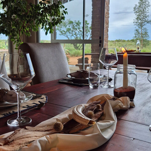 Stilvoll gedeckter Tisch zum Abendessen in der Ombakata Lodge